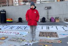 Greta Thunberg (durante la huelga climática en Suecia el 19 de marzo de 2021) planea boicotear…