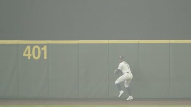 Kyle Lewis se prepara para lanzar la pelota al interior del cuadro después de atraparla mientras el humo de los incendios forestales llena el aire durante el primer partido de béisbol contra los Atléticos de Oakland, el lunes 14 de septiembre de 2020, en Seattle.
