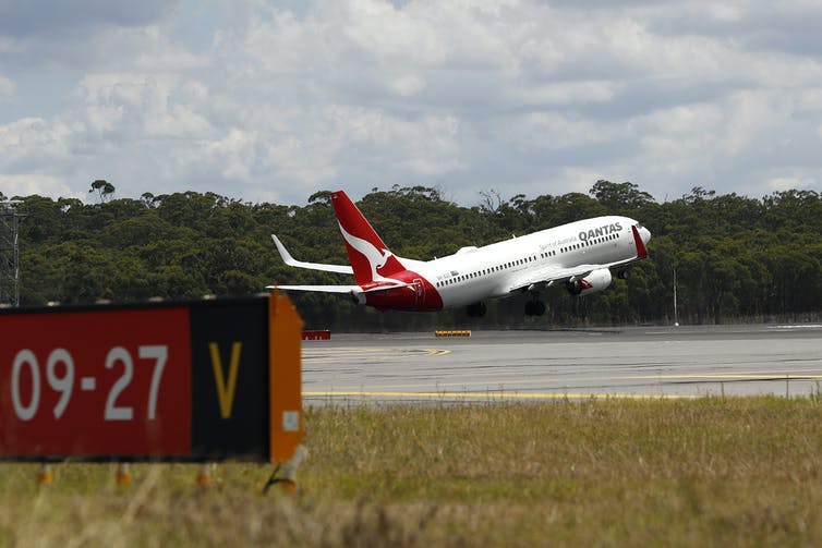 Avión despegando de la pista