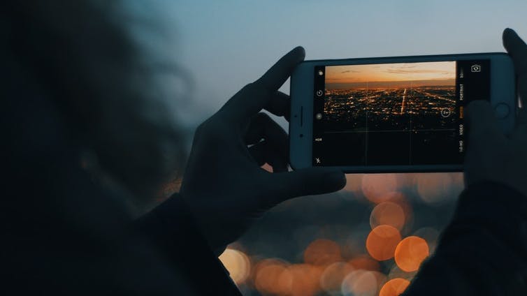 El horizonte de Los Ángeles visto en un smartphone.