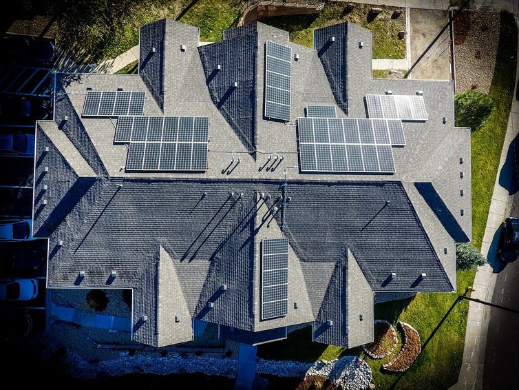 Vista aérea del techo con paneles solares.