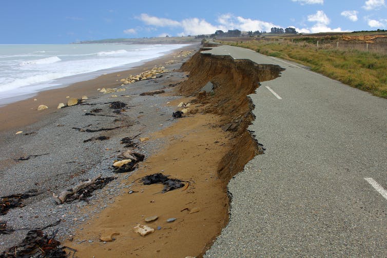 Camino erosionado cerca del mar