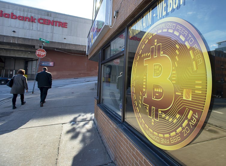 Un letrero anuncia un cajero automático de Bitcoin.