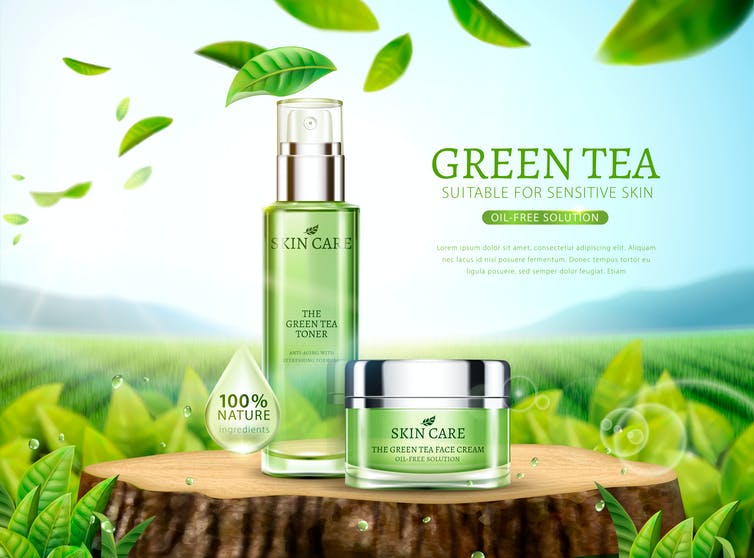 Un anuncio de cuidado de la piel centrado en el medio ambiente con una botella y una tina colocadas sobre el tocón de un árbol y rodeadas de hojas