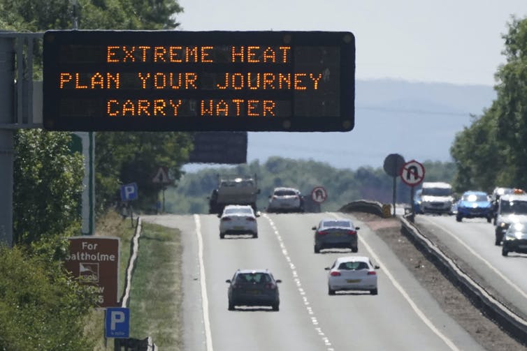 El letrero en la autopista advierte a los automovilistas sobre el calor extremo