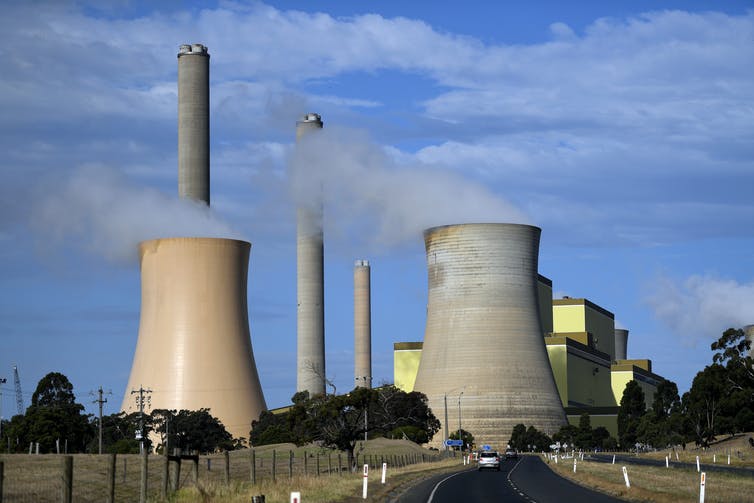chimeneas de plantas de carbón emiten vapor