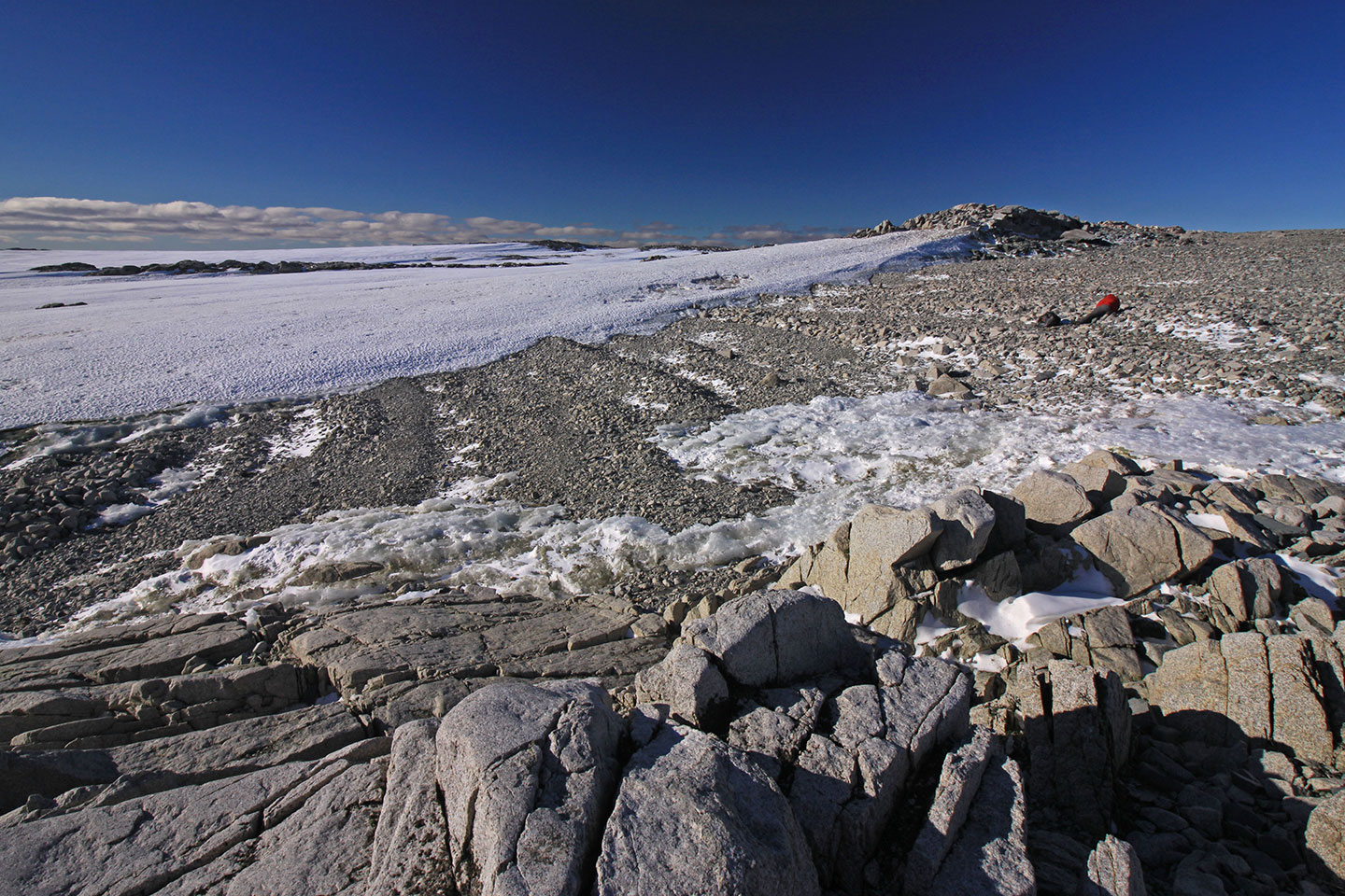 una foto que muestra un terreno rocoso, pequeñas crestas en las rocas corren en diagonal a lo largo de la imagen