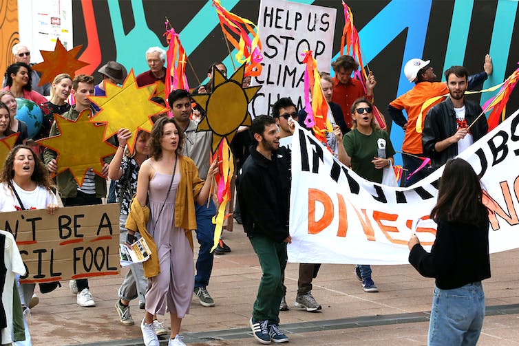 Universitarios marchan para exigir acción contra el cambio climático