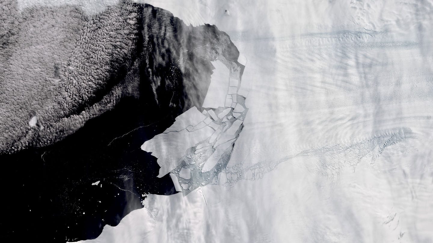 Imagen satelital de un glaciar antártico derramando hielo en Pine Island Bay