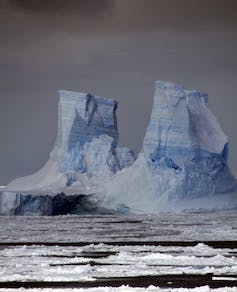 Icebergs en el mar
