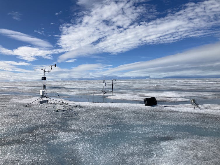 Las estaciones meteorológicas se sientan encima de la nieve húmeda en Groenlandia