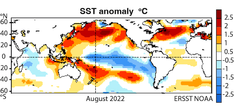 Un mapa de anomalías en la temperatura de la superficie del mar muestra altas temperaturas cerca de Nueva Zelanda y frente a Rusia, Alaska y Japón.