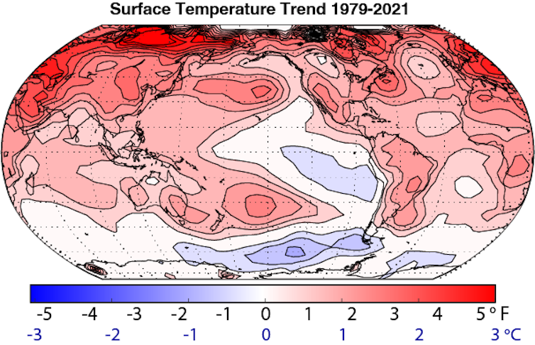Un mapa global con contornos muestra temperaturas más altas de lo normal en gran parte del planeta, particularmente en el Ártico.