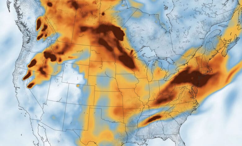 un mapa que muestra cómo el humo de los incendios forestales se propagó hacia el este de los Estados Unidos y Canadá desde el oeste