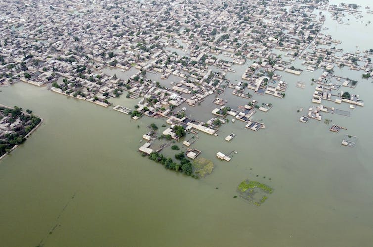 Una foto aérea de un pueblo inundado.