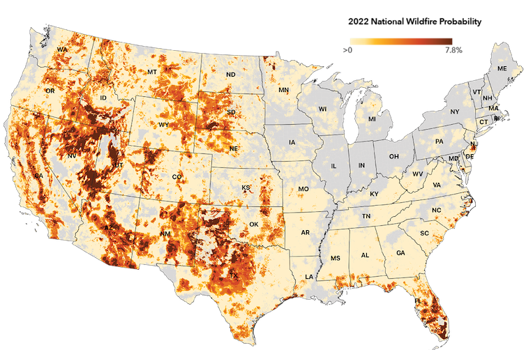 Mapa que muestra el mayor riesgo de incendios forestales en el oeste de EE. UU. y las llanuras del sur, particularmente en las montañas.