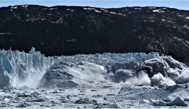 Un gran iceberg se desprende de un glaciar.
