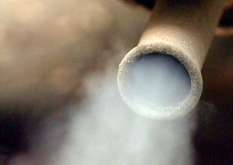 sale humo del tubo de escape