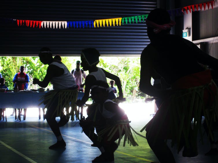 niños bailan con traje tradicional