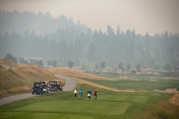 la gente juega al golf en un ambiente lleno de humo