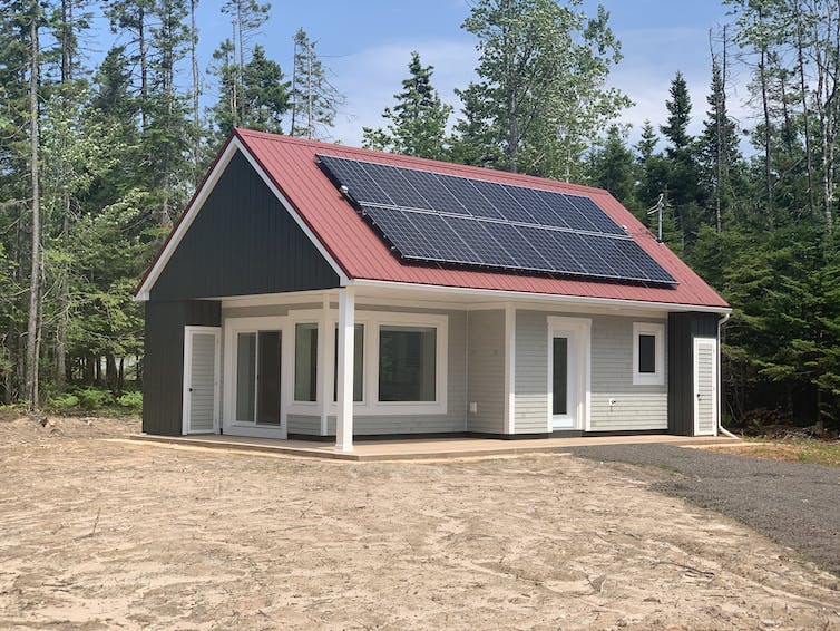 Una casa pasiva recién construida con paneles solares en el techo