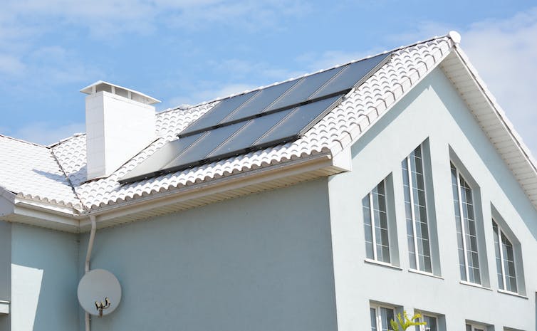 Una casa con paneles solares en el techo.