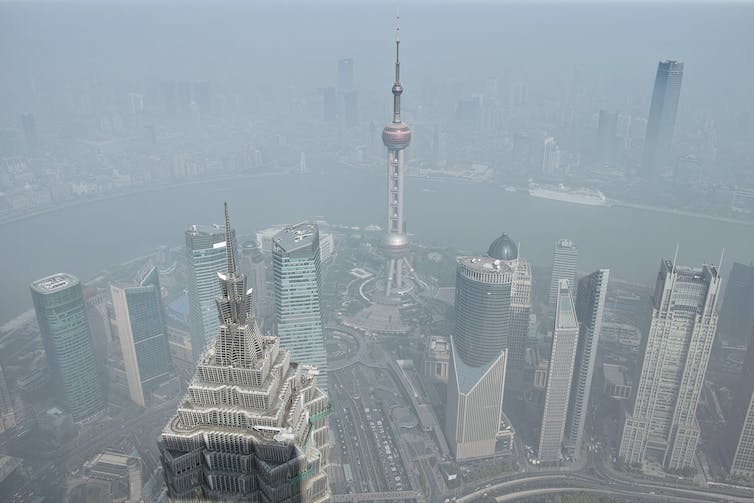 Rascacielos vistos desde arriba a través del smog.