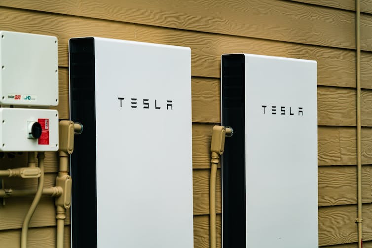 Dos Tesla Powerwalls, el sistema de almacenamiento de energía doméstico de la empresa, montados en una pared.