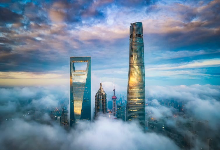 Rascacielos que emergen a través de las nubes