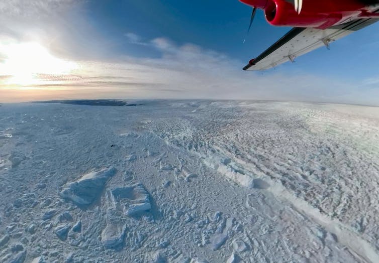 Una vista aérea del borde del gran glaciar Jakobshvan, donde el hielo se desprende hacia el mar.