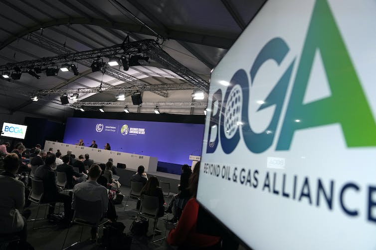 Una vista de la configuración de una conferencia y una pantalla a la derecha que dice BOGA, Beyond Oil and Gas Alliance.