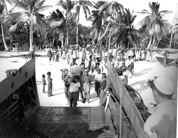 Los habitantes de las islas Marshall son evacuados por la fuerza del atolón Bikini en 1948