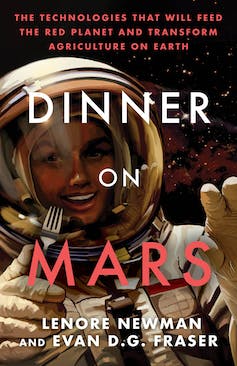 Imagen de la portada del libro que muestra a un astronauta sosteniendo un tenedor y el título CENA EN MARTE
