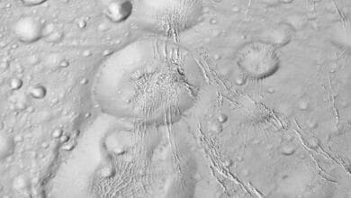 La luna Encelado de Saturno viste una gruesa capa de nieve