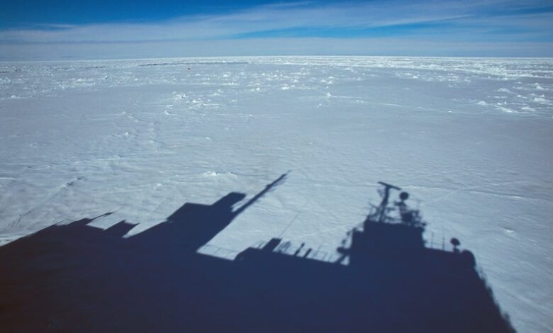 Abandonado: los investigadores congelarán su barco en el hielo del océano Ártico durante un año