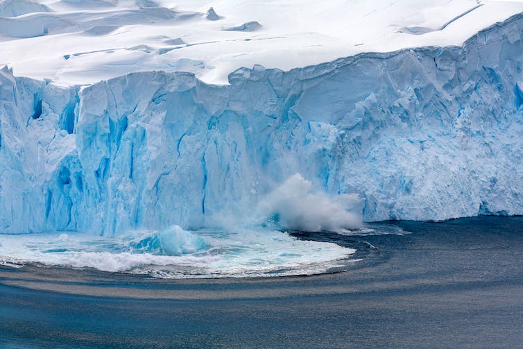 Un glaciar que arroja grandes trozos de hielo al océano.
