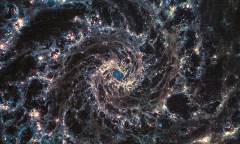 Telescopio James Webb capta estrellas recién nacidas esculpiendo galaxias espirales