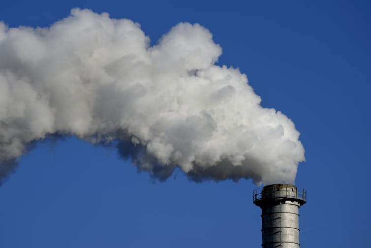 Humo saliendo de la chimenea de una fábrica