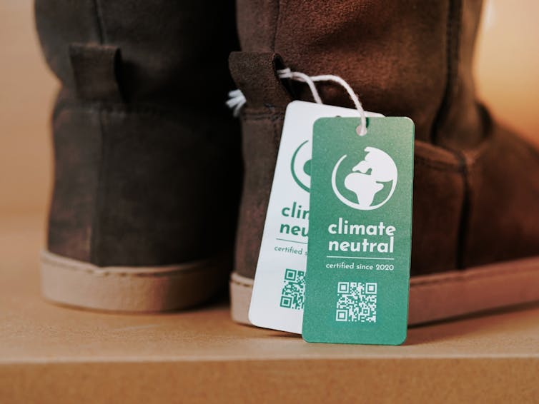 Par de botas con etiqueta Carbon Neutral