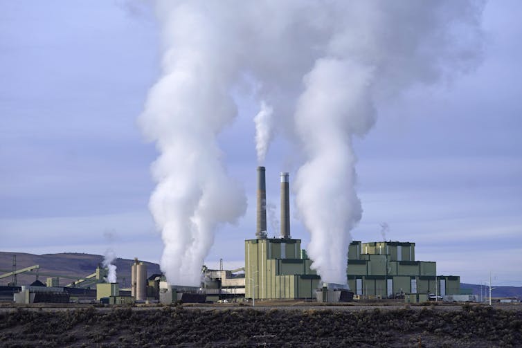 El vapor sale de una central eléctrica alimentada por carbón.